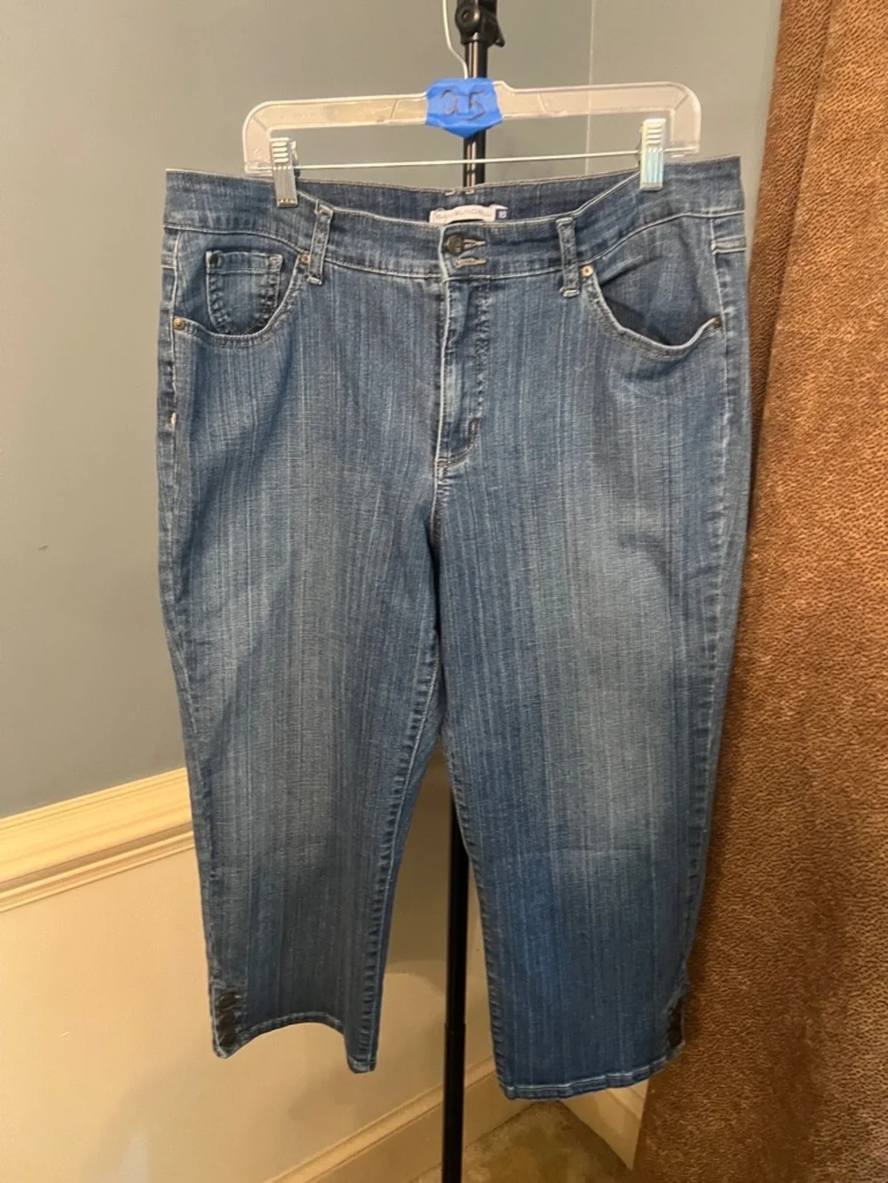 Bandolino Women's Medium Blue Cropped Jeans